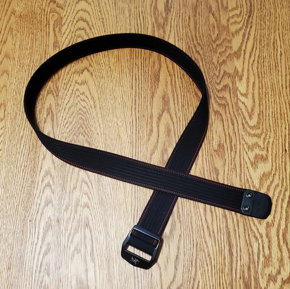 ARC’TERYX Conveyor Web-Style Belt Men's Size Small S Black w/ Red Stitching.